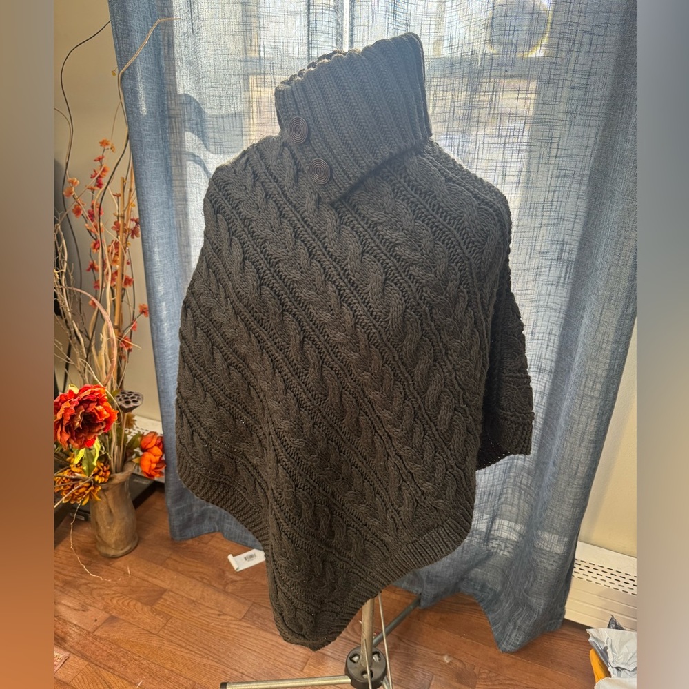 Women’s, cable knit,  sweater shall.